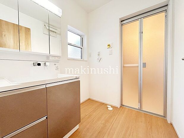 洗面室 大きな鏡の洗面化粧台!大きな洗面ボウルで身だしなみを整えたり、メイクをするのにも便利です!