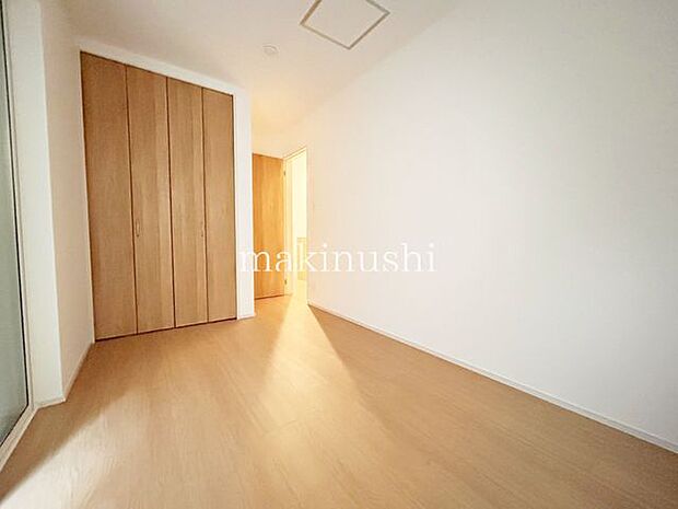 タタミがあれば冬にはこたつを置いたり、小さなお子様がいれば遊び場やお昼寝スペースとしてもいいですね♪