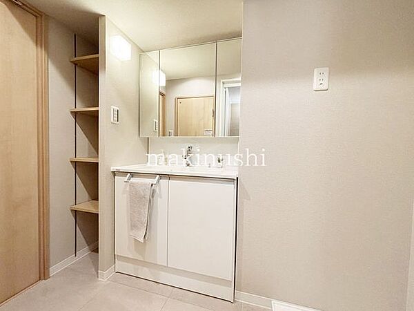 大きな鏡の洗面化粧台！大きな洗面ボウルで身だしなみを整えたりメイクをするのにも便利です！収納付きで日常使いの化粧品やタオルやリネン類の整理整頓にも便利です！