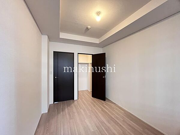 全居室が収納付きで、部屋はいつもすっきり。身の回りの整理整頓もらくらくです♪洋室6.1帖のお部屋にはウォークインクローゼットがございます♪