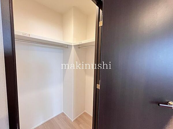収納力を持つウォークインクローゼットで部屋はいつも整理整頓。着たい服もすぐに見つけられます。スーツケースなど大型のものもすっきり収納♪