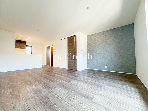 ゆとりある間取り設計の2SLDK!インナーガレージ1台分!開放感のある広々LDKは19.5帖ございます♪2025年7月に完成済みですのでご内覧可能!