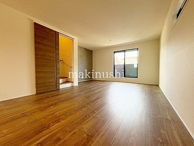 19.5帖の開放感のあるリビング！両面バルコニーで通風良好！リビング階段で家族の動きのわかりやすい間取り！コミュニケーションがとりやすいお家です♪