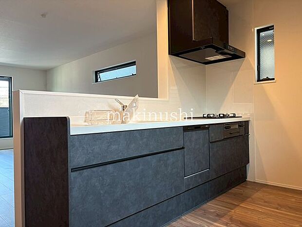 食器洗い乾燥機付きのシステムキッチン!家事の時短に便利なキッチンです。キッチンには大きなレンジフードがあるので調理中の排熱や匂いもしっかり排気!リビングの快適性を守ります♪