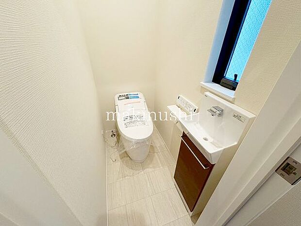 トイレはタンクレスタイプで空間に圧迫感を与えません♪掃除やお手入れにも楽々なサイズ感です♪トイレ内に手洗い場があるので衛生的にも安心♪