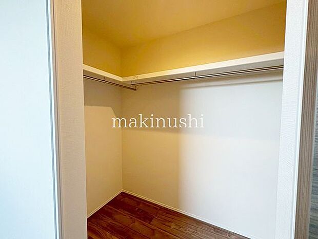 収納力を持つウォークインクローゼットで部屋はいつもすっきり。着たい服もすぐに見つけられます。オシャレ好きさん必見のお家です♪