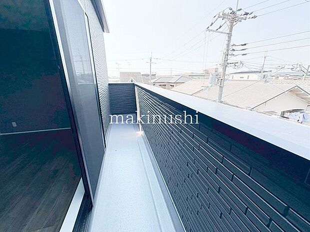 バルコニーは3ヶ所にあり!南北の両面にあり、採光・通風性を高める上、洗濯物を干す家事スペースとしてもゆとりある広さです♪