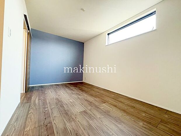 7.5帖洋室　アクセントクロスがおしゃれな空間を演出します♪シックな色合いなのでどんなインテリアでも合いますね♪