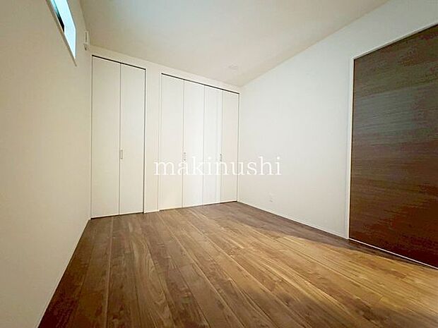 1階には納戸あり♪趣味のお部屋や書斎、収納など自由な用途に使えます♪大きなクローゼット付きのお部屋です♪