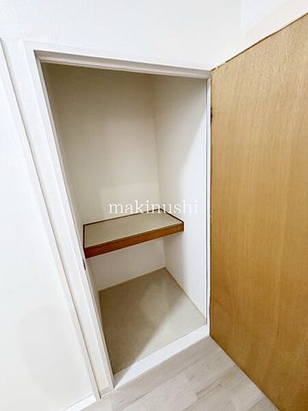 廊下にも収納スペースあり！生活用品のストックや清掃用品入れとして便利です♪マンション内の限られたスペースでしっかり整理整頓！