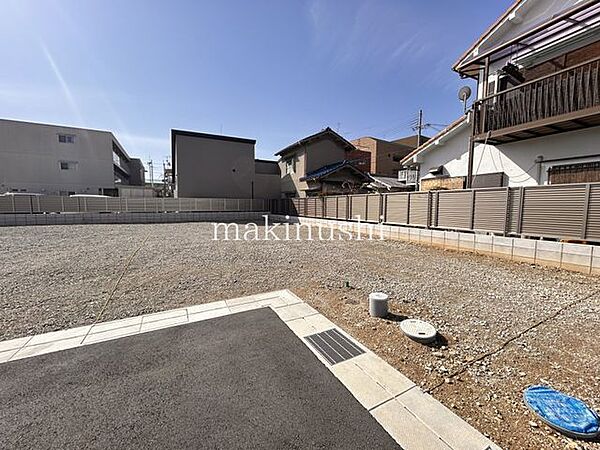 小・中学校までは約300ｍ圏内！通学にも安心の距離♪大阪外環状線にもすぐに出られる立地♪マイカー通勤にも便利です♪