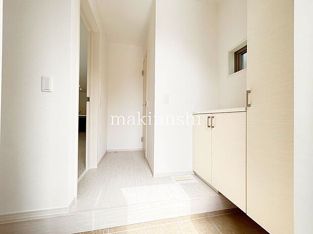 シューズインクローク+シューズボックス付きの玄関です♪大容量収納で散らかりやすい玄関がすっきりまとめられます♪