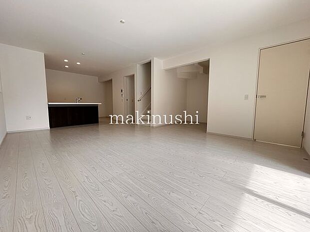 2025年12月に完成済みでご内覧も可能です♪ZEH・BELS水準の省エネ住宅♪21.5帖の広々LDKはDEN付き♪趣味の部屋や書斎に使える自由な小部屋です♪