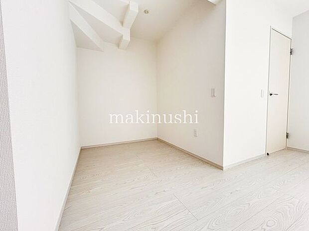 リビングにはDENあり!リビングの様子を見ながら趣味や仕事ができる便利な小部屋です♪カーペットを引いて小さなお子様の遊びスペースにも♪