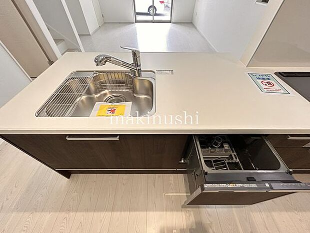 食器洗浄乾燥機付きのキッチン手洗いより水道代が節約できるので手にもお財布に優しい設備です。忙しいお父さん・お母さんの味方です♪