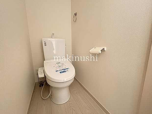 トイレが1階と2階の2箇所にあるので、来客や朝の忙しい時間帯でも順番待ちの必要なし!階を移動する必要がなく楽ちんです♪