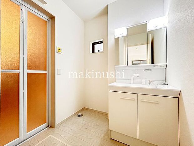 大きな鏡の洗面化粧台!大きな洗面ボウルで身だしなみを整えたりメイクをするのにも便利です!シャワーヘッド付で朝シャンもしやすい設備!