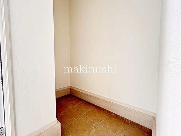 シューズクロークは土間収納になっているので、スポーツ用品や傘など汚れやすい屋外使いのものをしまっておくのに便利な収納です♪