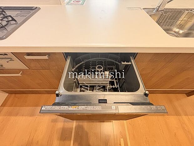 食器洗浄乾燥機付きのキッチン手洗いより水道代が節約できるので手にもお財布に優しい設備です。忙しいお父さん・お母さんの味方です♪