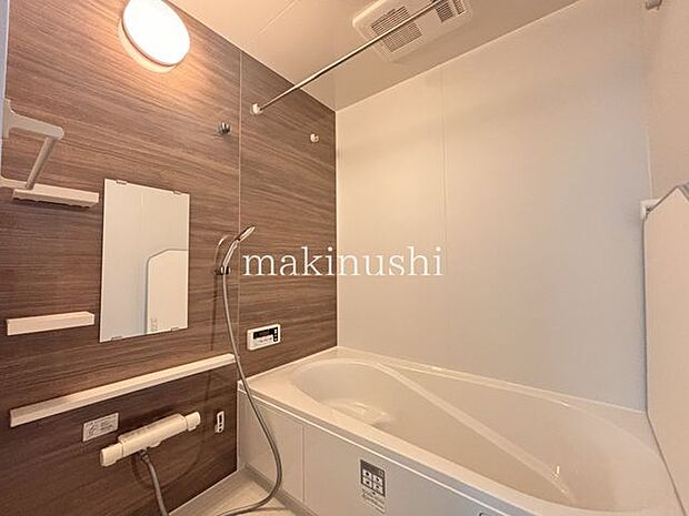 ゆったりとした広さのバスルーム！浴槽は足をのばして入れます♪ステップのある浴槽なので、半身浴でのんびりくつろぐこともできます♪