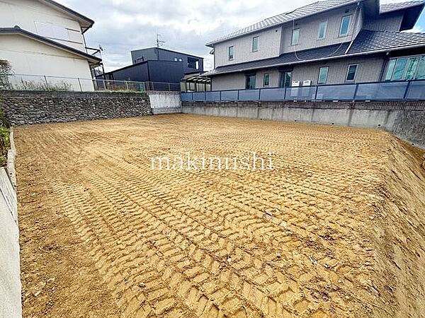 建築設計のしやすい整形地！土地を無駄なく有効活用できます♪前面道路の幅員は5.5ｍ！間口は13.2ｍと広々しており、お車の出し入れもしやすいです♪