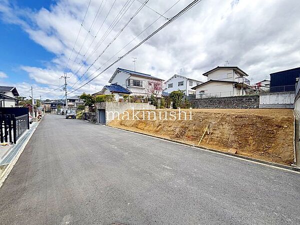 土地面積広々79.6坪(263.45m2)！建築条件なしの更地の土地です♪近隣は公園も多い、閑静な住宅地の立地！緑豊かな環境で落ち着いた暮らしにいかがでしょうか♪