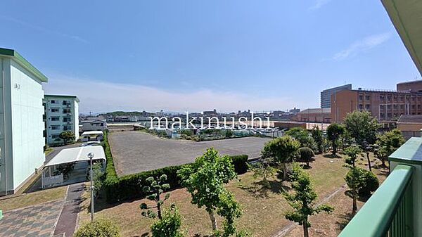 バルコニーからの眺望も良好です！晴れた日には気持ちの良い景色が広がります！マンション敷地の植栽が植えられたスペースが良くみえます♪