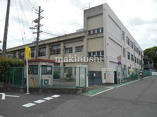 羽曳野市立高鷲小学校 徒歩11分。 820m