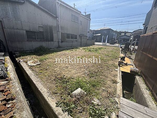 土地面積は約39.9坪(132.11m2)の更地！南向きで陽当たり良好♪建築条件なしの土地です♪小学校までは約290ｍと通学にも安心の距離！ぜひお問合せください♪