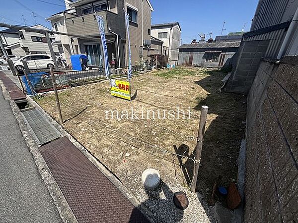前面道路は約6.8ｍと広々！前面道路との高低差もほぼございませんので、お車の出し入れもしやすいです♪