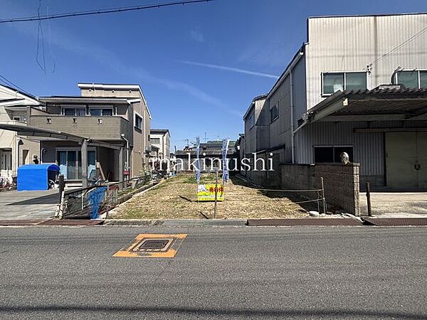 前面道路は約6.8ｍと広々！前面道路との高低差もほぼございませんので、お車の出し入れもしやすいです♪