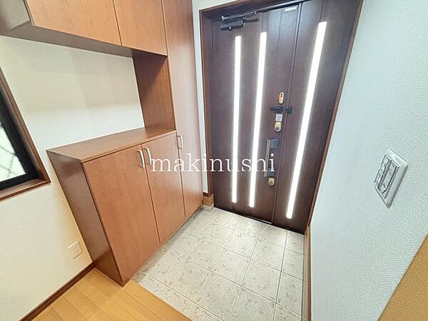 採光窓のある玄関♪日中は照明がなくても明るく、開放感も感じられます♪大きなシューズボックス付きの玄関です♪
