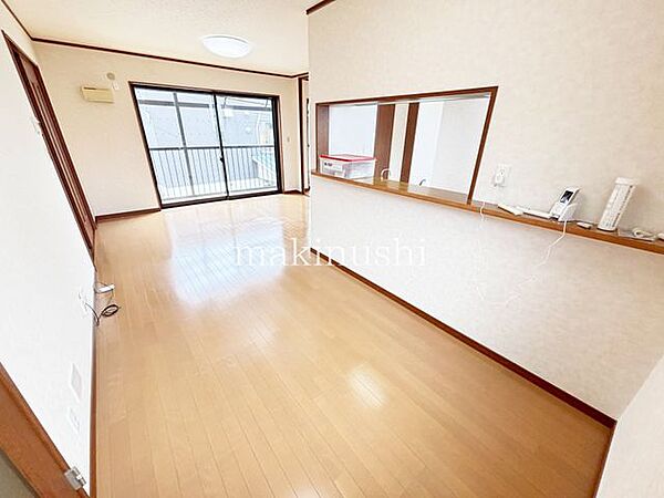 2階リビングは15.3帖！南向きの大きな窓から光が差し込みます♪2階なので道路側からの視線も気になりませんね♪