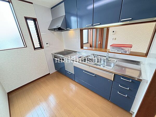 キッチンは壁で区切られているので作業に集中しやすい独立キッチンと、コミュニケーションがとりやすい対面キッチンの両方の利点がとれる間取りです♪