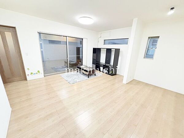 平成28年6月建築のロフト付き3SLDKの一戸建て！駐車場は2台分+シャッター付きの駐輪場がございます♪