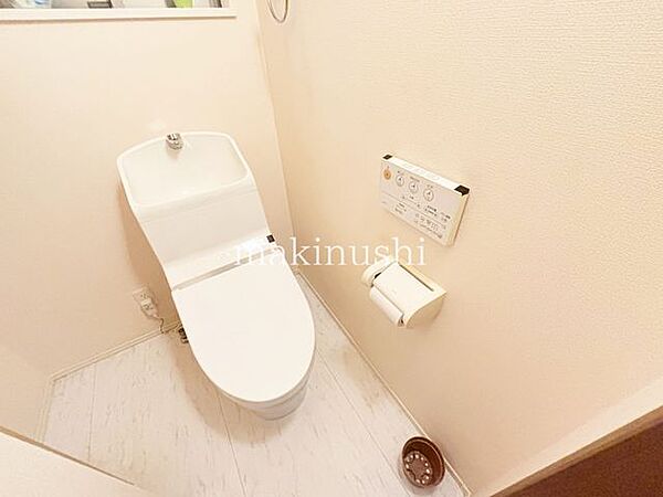 L字型でちょっとワイドなトイレ。トイレ用品置く収納棚を置いたり、インテリアを置けるスペースがあるのはいいですね♪