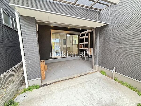 シャッター付車庫は土間スペースになっているので、倉庫やDYI作業スペースにも♪スポーツバイクやアウトドアなど趣味が広がる空間です♪