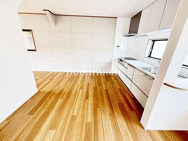 手入れのしやすいフラットなシステムキッチン！壁付けタイプなので空間を広く使えます！L字型のLDKでダイニングとリビングをキッチンで区切れます♪