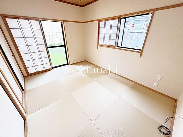 1階和室　タタミがあれば冬にはこたつを置いたり、小さなお子様がいれば遊び場やお昼寝スペースとしてもいいですね♪