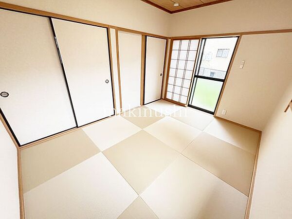 1階和室　和室は半帖畳を採用したオシャレな和モダンな雰囲気♪大きな押し入れがついており、かさばる客用座布団や布団もまとめて収納！