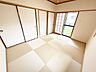 室内：1階和室　和室は半帖畳を採用したオシャレな和モダンな雰囲気♪大きな押し入れがついており、かさばる客用座布団や布団もまとめて収納！