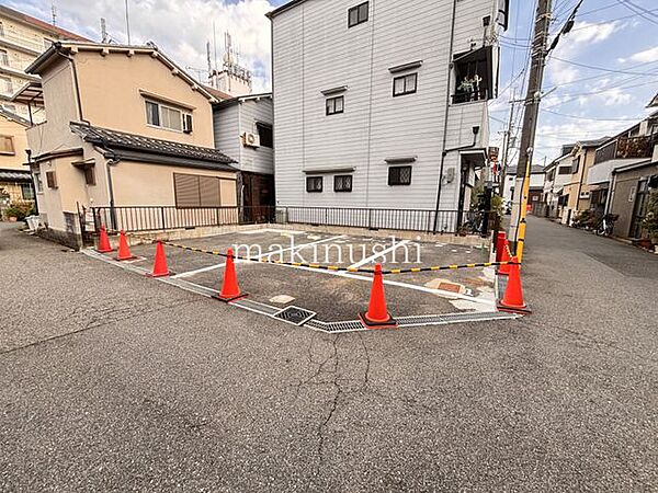 駐車場は前面道路との高低差もほぼございませんのでお車の出し入れもスムーズにできます♪飛び地になっているので宅内にいても出入りの際の車の音が気になりません♪