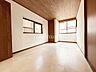 室内：1階洋室6帖　南向きの陽当たりの良いお家♪全居室収納付きですので、収納家具の購入は最低限にできます♪お部屋はいつもすっきり整理整頓♪