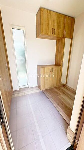 採光窓のある玄関♪日中は照明がなくても明るく、開放感も感じられます♪姿見のあるシューズボックス付きの玄関です♪
