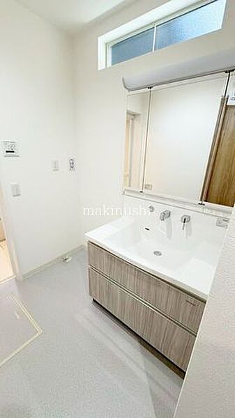 ワイドな洗面室！家族の共有空間だけでなく家事スペースにも充分な広さで毎日の洗濯や掃除がはかどります♪