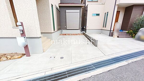 前面道路との高低差もほぼございませんので、お車の出し入れもスムーズにできます！前面道路の幅員は6.7ｍの広さがございますので出し入れもしやすいです♪