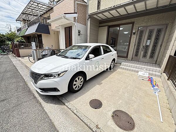 カースペースは1台分ございます！(車種制限あり)玄関から掃き出し窓前の部分が屋根になっており、雨の日の荷物の搬入も安心です♪