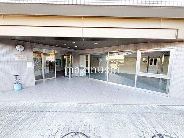 角部屋で専用ポーチあり♪玄関までワンクッションがあるのでプライバシー性も高いお部屋です♪2023年に水回りリフォーム歴あり！キッチン・洗面・トイレ・浴室が改装されています！