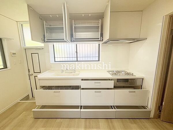 手入れのしやすいフラットなシステムキッチン！壁付けタイプなので空間を広く使えます！上下に収納があり、空間を無駄なく使えます♪