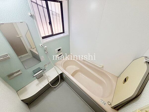 ゆったりとしたバスルーム！ステップのある浴槽なので、半身浴でのんびりくつろぎタイムがすごせます♪ミストサウナ付きのこだわりバスルーム！